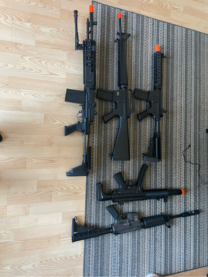 2 M4, 1 M16, 1 Full metal Mk14 EBR, 1 MP5, 1 M9 Beretta, Riot